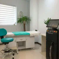 اپراتور لیزر کلینیک زیبایی