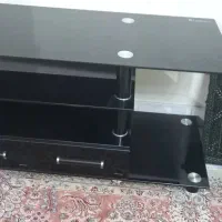 میز تلویزیون شیشه ی مشکی رنگ