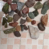 چندین قطعه سنگ قیمتی