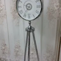 ساعت ایستاده نقره ای