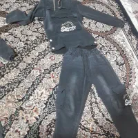 دو دست هودی شلوار ذغالی.