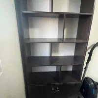 کتابخانه و میز کامپیوتر