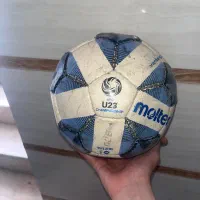 یک عدد توپ فوتبال چمنی سالم