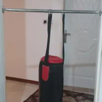 کیسه بوکس به همراه میله ی بارفیکس