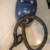 جارو برقی کار کرده و صندلی غذا کودک