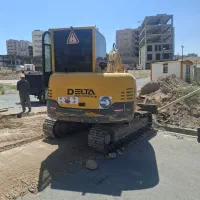 راننده جت کار با مینی بیل زنجیری