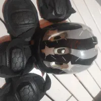 کلاه اسکیت ودستکش بوکس