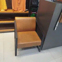 دو عدد صندلی چرمی به همراه عسلی