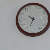 ساعت دیواری در حد نو