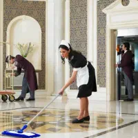 به یک خدمتکار خانم جهت امور منزل نیازمندیم