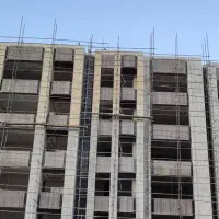 به  استاد کار آجر و شاگرد  نما ساختمان