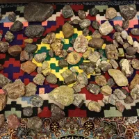 تعدادی سنگ با جذب اهن ربا و مقداری سنگ کمیاب