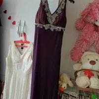 تعدادی لباس مجلسی|لباس|بندر انزلی, انقلاب|دیوار