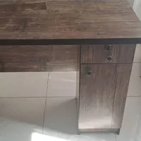 میز تحریر و کامپیوتر