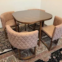 میز ناهار خوری کم جا ، دارای پشتی و ۴ صندلی