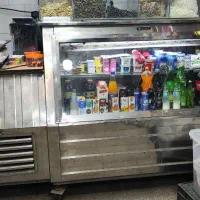 یخچال ویترینی. یخچال بستنی. و سطل حبوبات