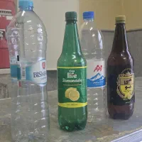 بطری و شیشه اب معدنی خانواده و لیموناد بزرگ
