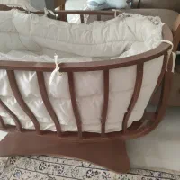 گهواره کنار مادر
