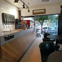 باریستا و کمک باریستا و سالن کار خانم