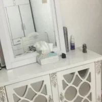 میز و کنسول مرتب و تمیز در حد نو
