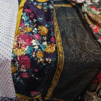 تعدادی روسری و شال