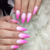 استخدام دستیار و ناخنکار