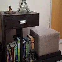 میز تلفن و صندلی کنارش