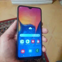 یک عدد گوشی سامسونگ