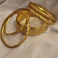 النگوی طلا ۱۰۰ بالای تابلو