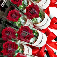 بوکت تک دسته گل رز تک شاخه رز قرمز با تزیین کادویی