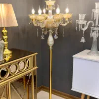 آباژور ایستاده کنارسالنی کریستالی