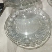 تعدادی ظروف بلوری.  به فروش می‌رسد.