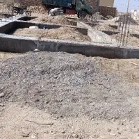 زمین بتن ریزی شده همراه با مصالح پشت ثبت احوال