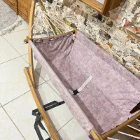 تخت کنار مادر کودک  و گهواره کودک