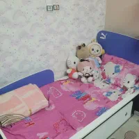 تخت خواب یک نفره و نوجوان به همراه کشو زیر