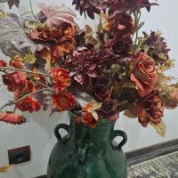کوزه لعابی سبزرنگ وگلهای کاغذی ترک