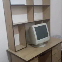 کتابخانه و میز تحریر