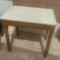 یک کت و شلوار نو بایک میز تک