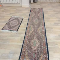 فرش کناره با یک قالیچه کوچک