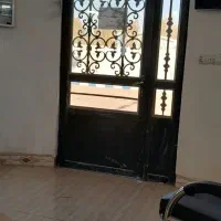 راننده با ماشین بازنشسته