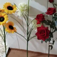 سه شاخه گل مصنوعی آفتابگردون و رز و آلاله سفید