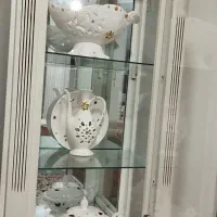 ویترین سه طبقه همراه باظرف های دکوری|بوفه، ویترین، کنسول|رشت, پیرکلاچای|دیوار