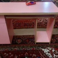 میز  تحریر و کامپیوتر