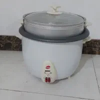 تعدادی ظروف و پلو پز