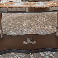 یک عدد میز جلو مبلی صفحه شیشه‌ای