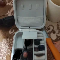 جعبه جواهرات به همراه تعدادی نگین انگشتری