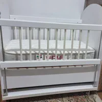 تخت بچه کنار مادر