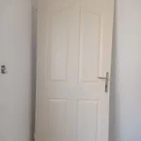 دوعدد درب اتاق یکیش یکم شکستگی داره قابل تعمیرهست