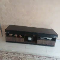 میز تلویزیون بدون خط وخش و شکستگی کشوها سالم