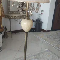 آباژور ایستاده
